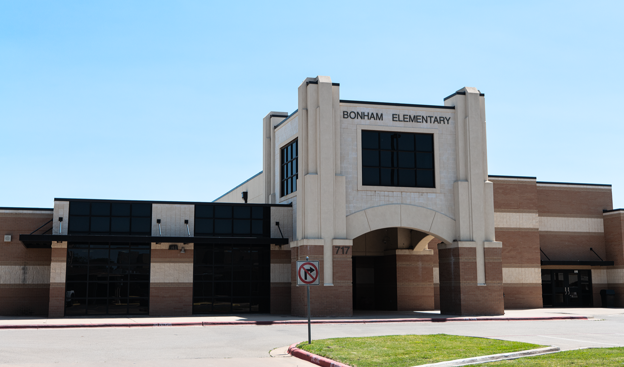 A photo of the front of the Bonham school building