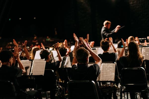 band picture in concert 