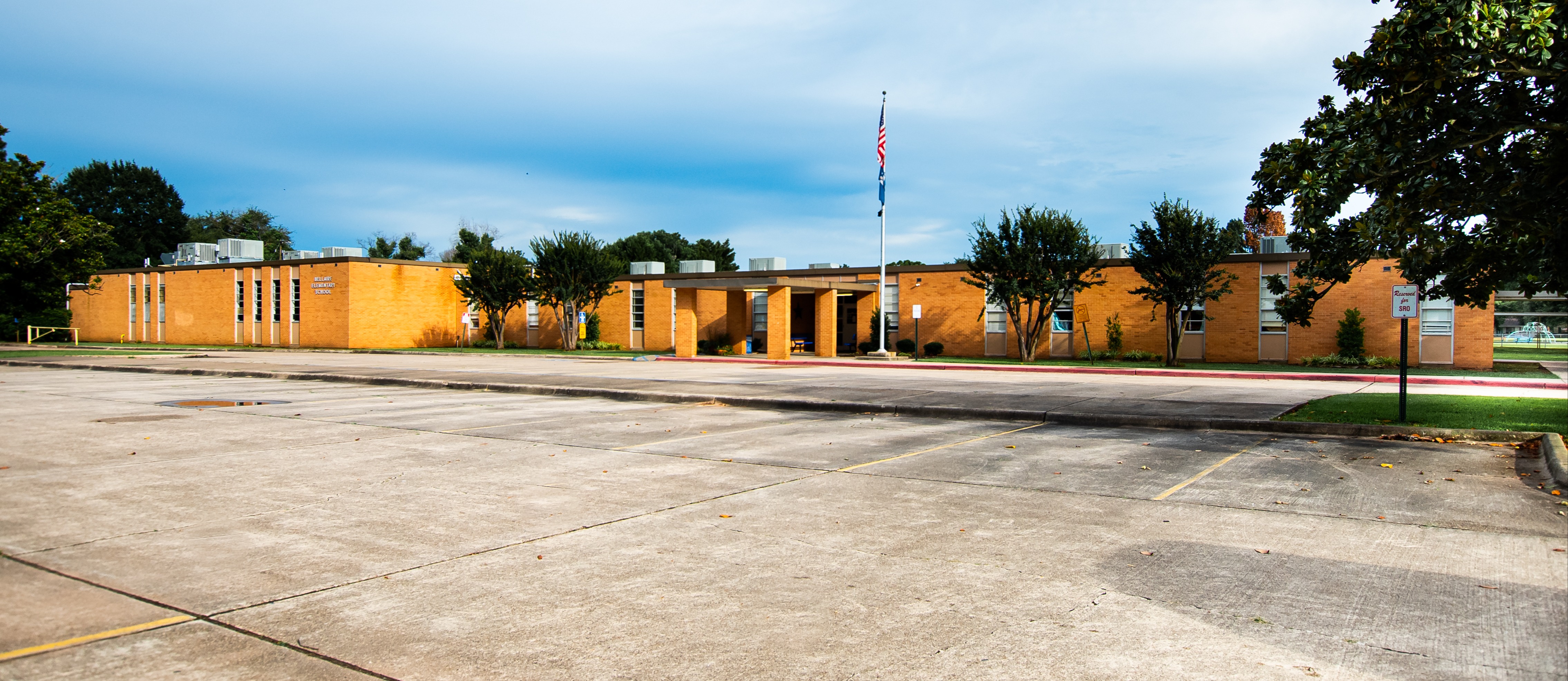 Picture of the Bellaire Elementary School building