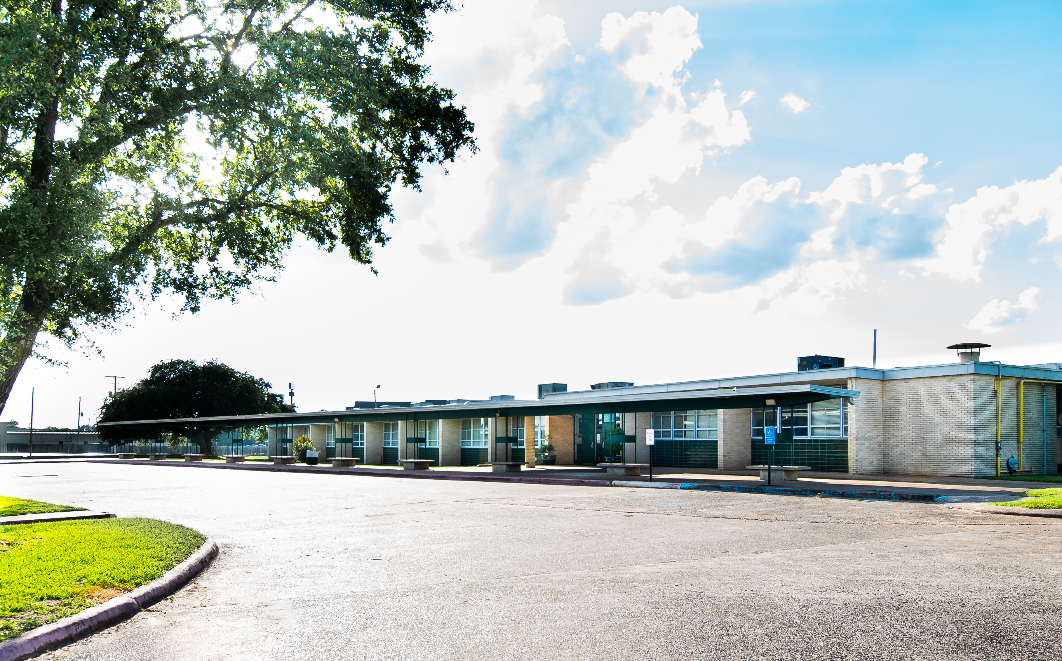 Picture of the Rusheon Middle School building