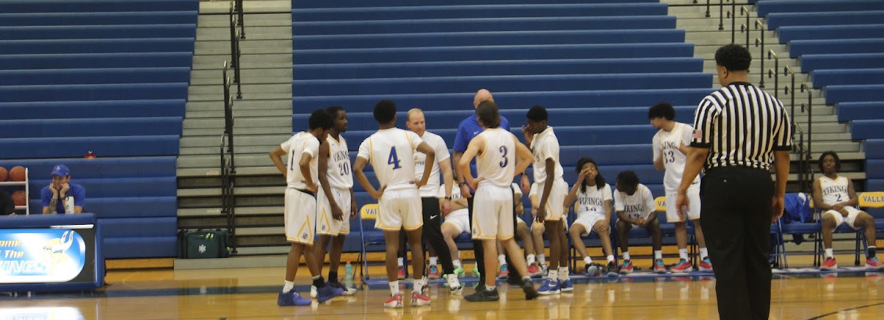 basketball boys gathered together in the court