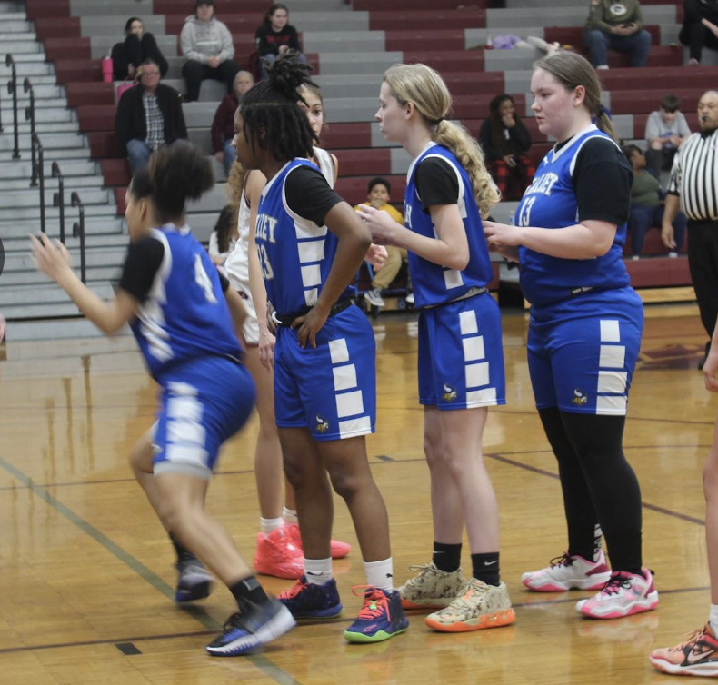 basketball team lining up