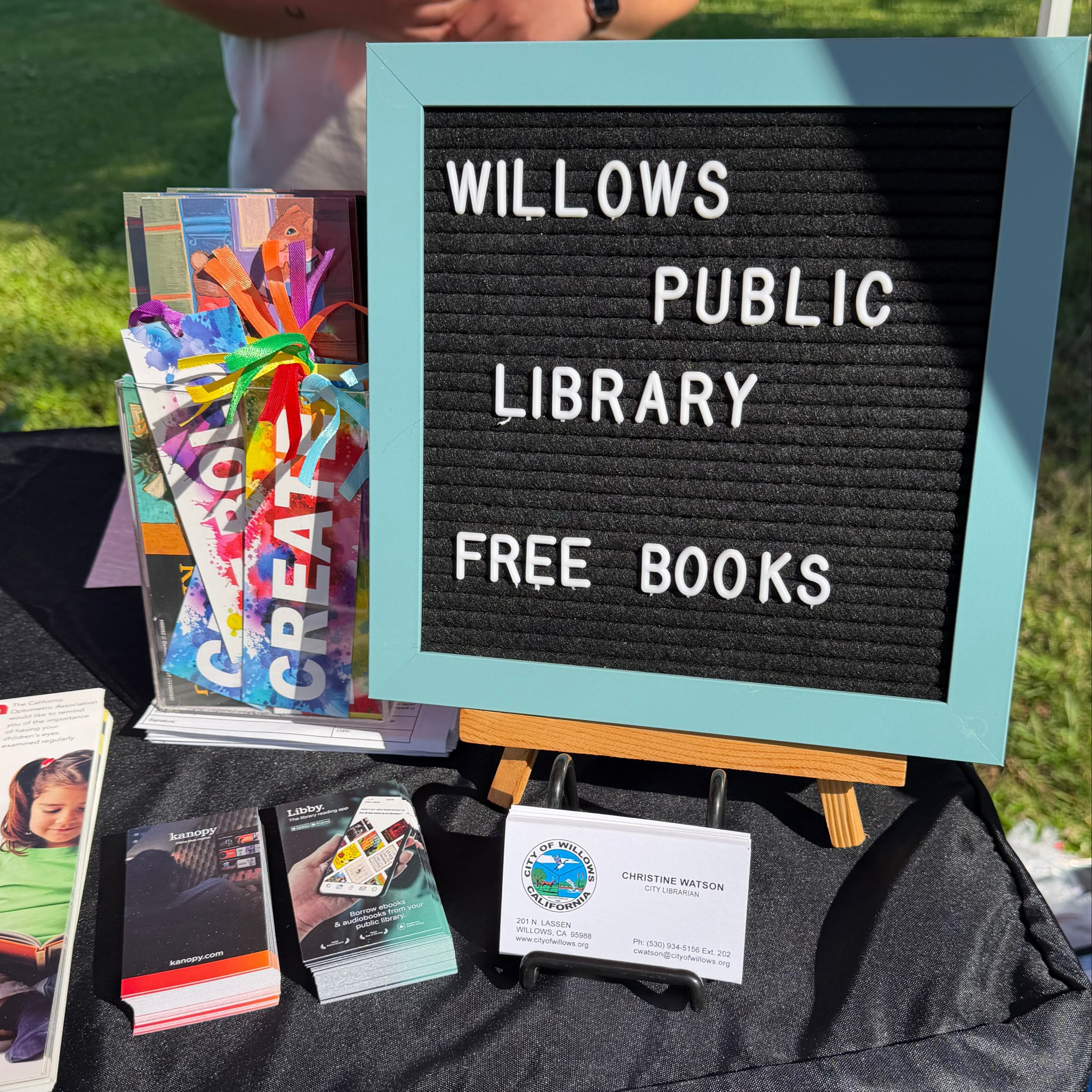 Sign that reads "Willows Public Library Free Books"