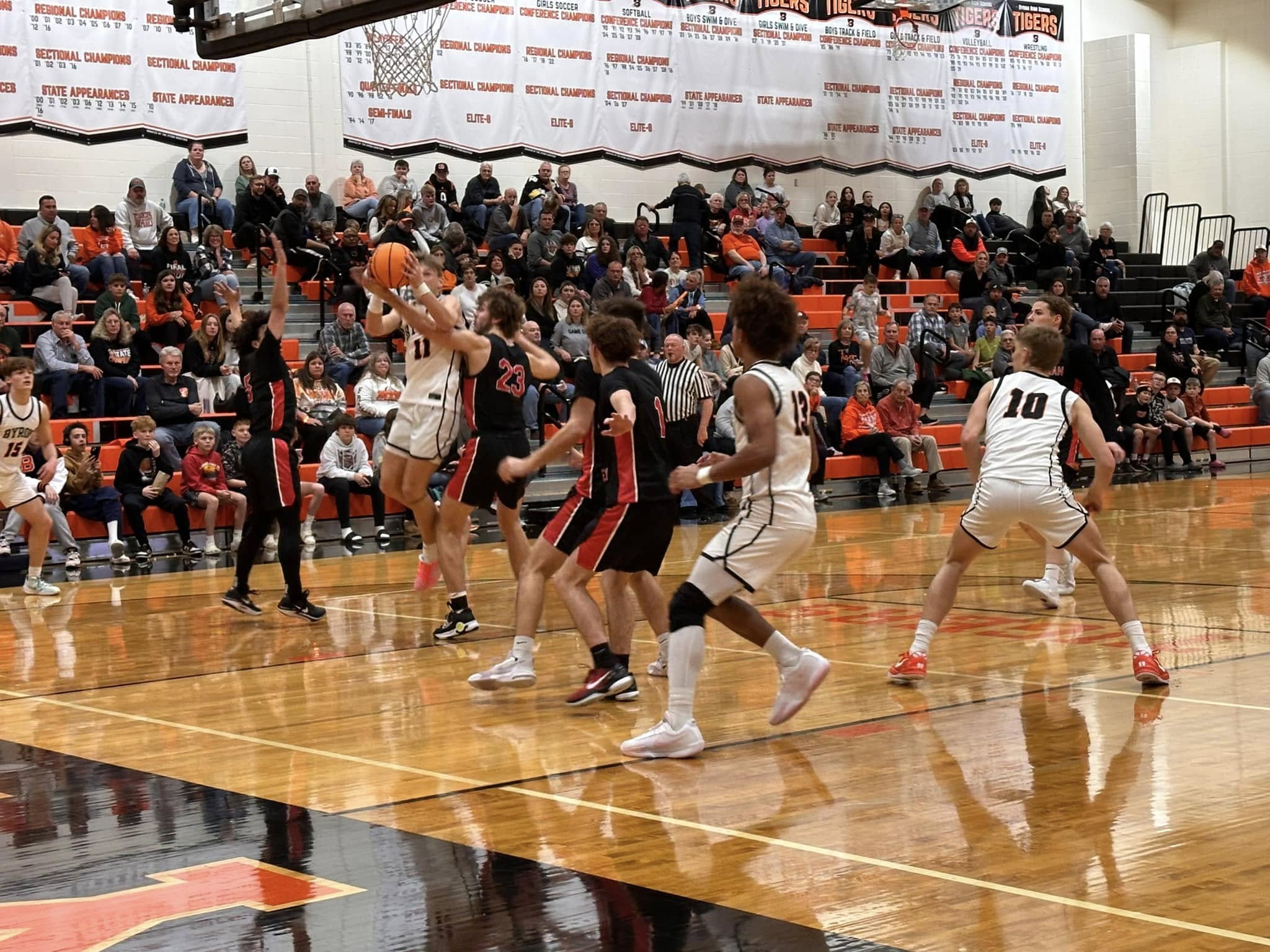 boys basketball team playing