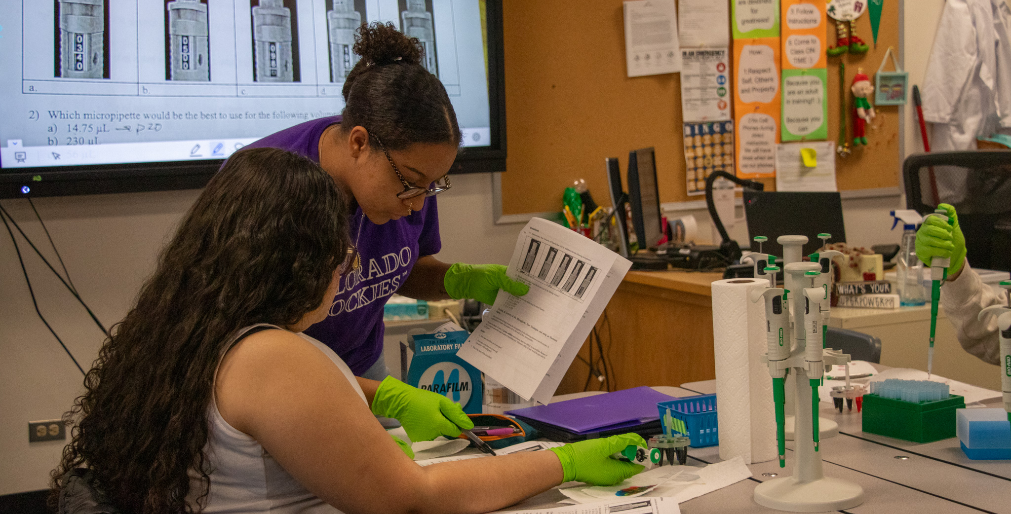 Biomedical students working together 