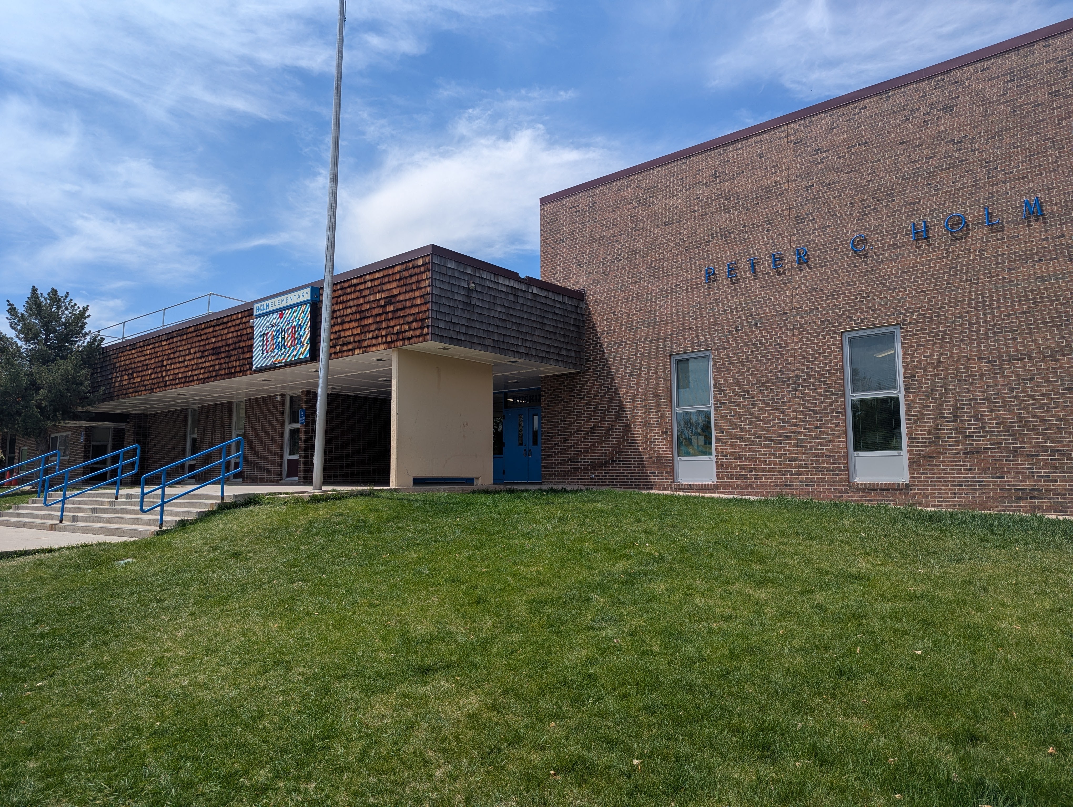 Front of Holm  Elementary 