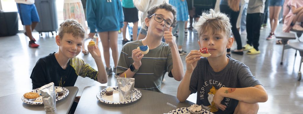 3 kids in lunch table