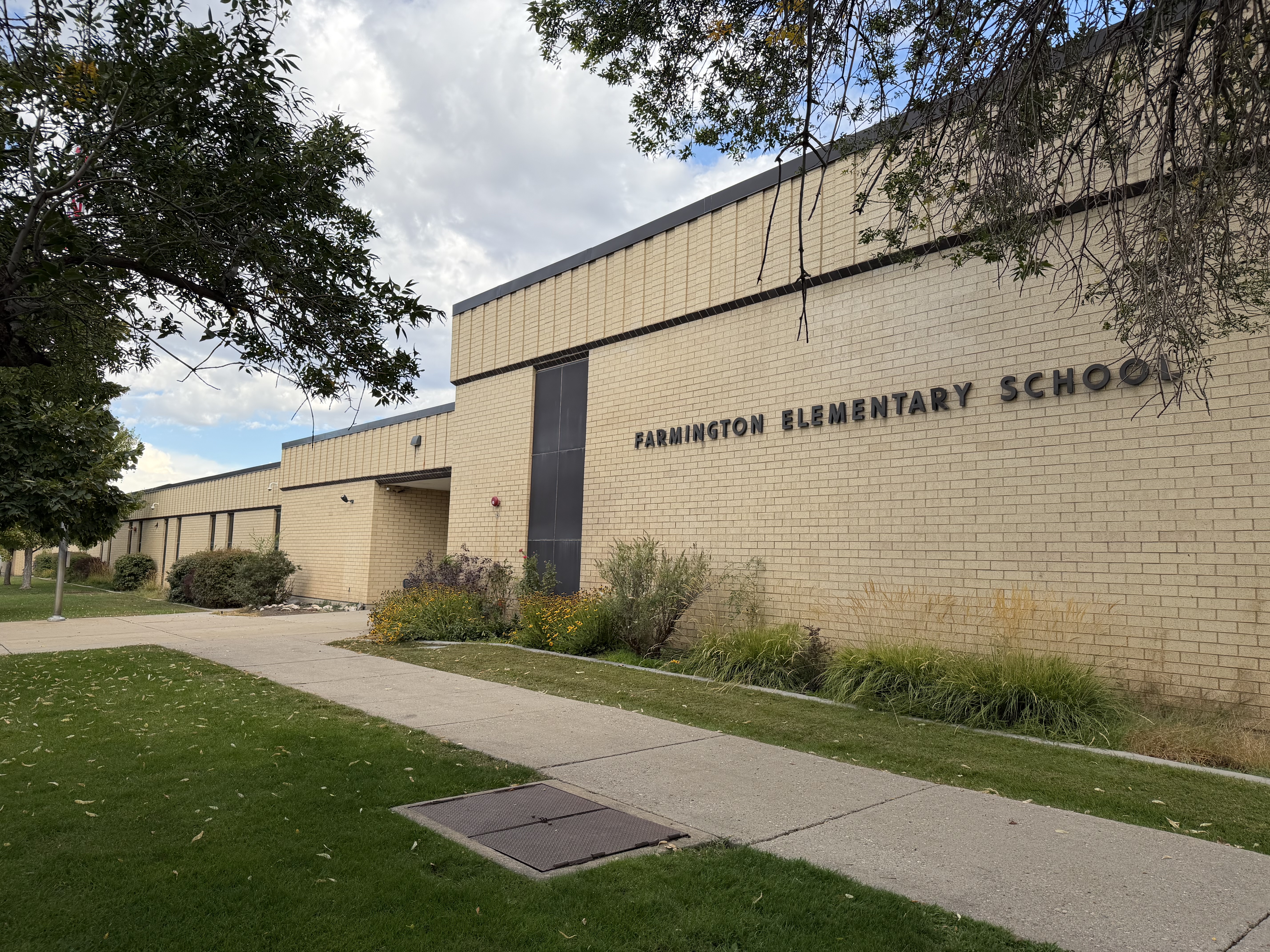 Picture of front of Farmington Elementary School