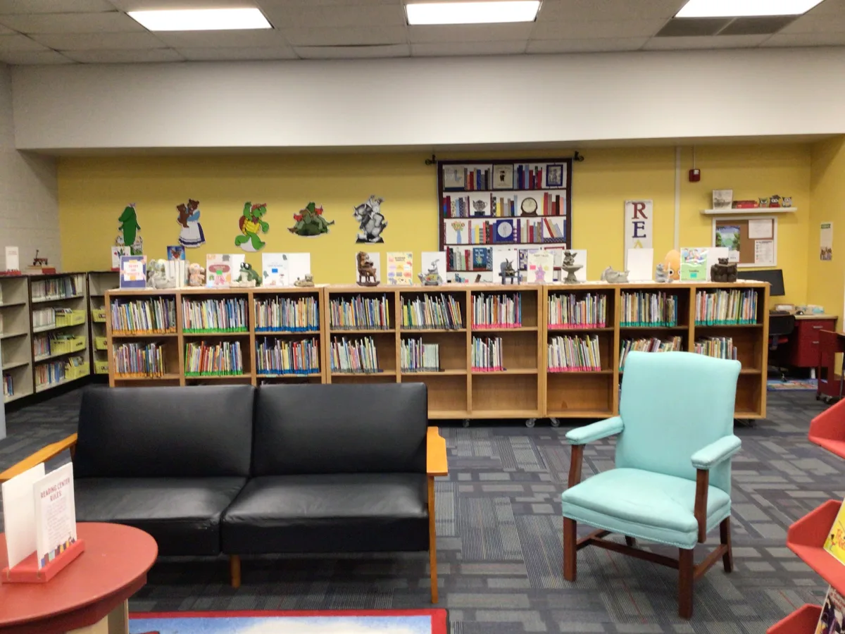 Library filled with couches, chairs and shelves of books