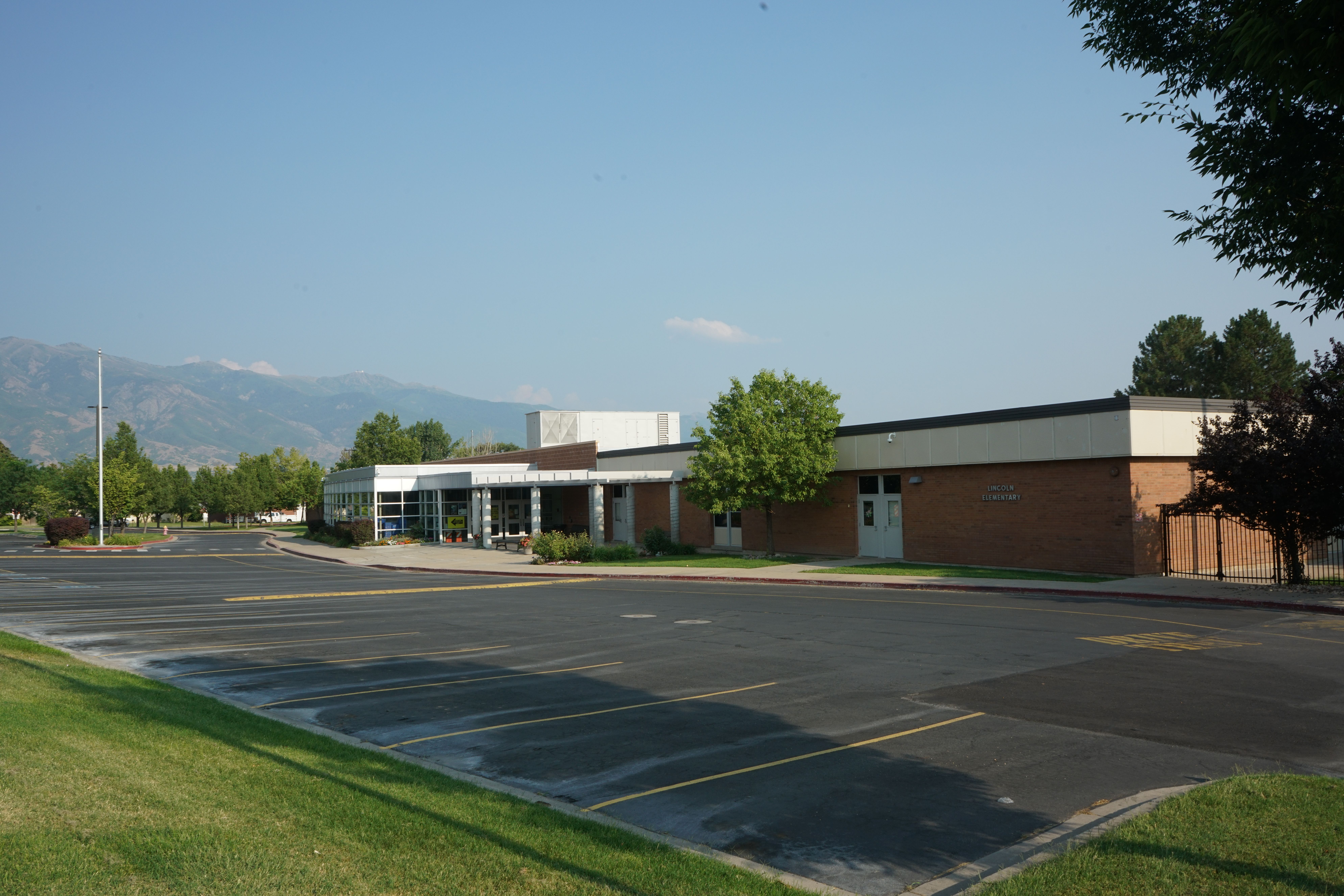 Exterior of Lincoln Elementary 