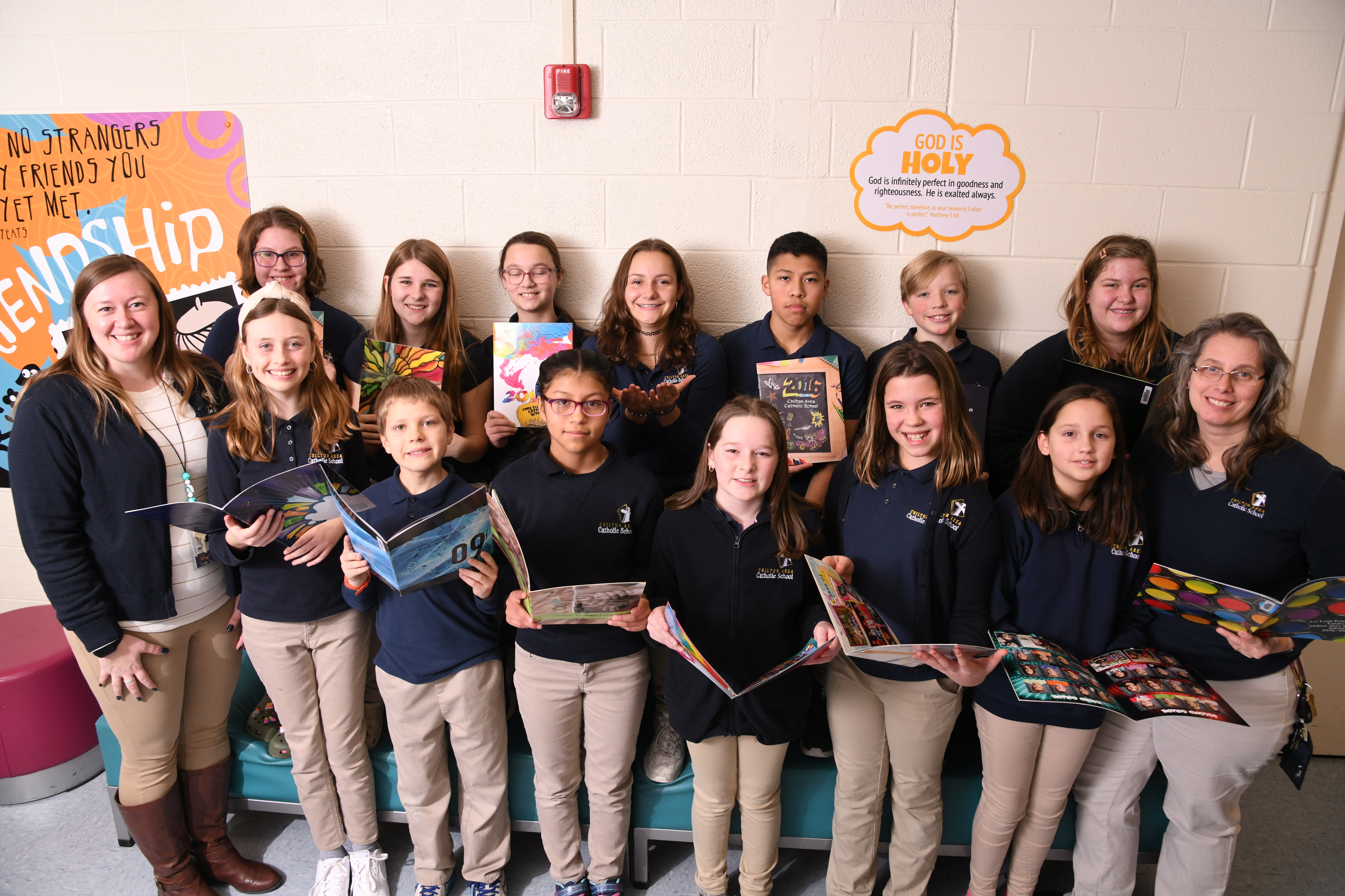 kids holding yearbooks