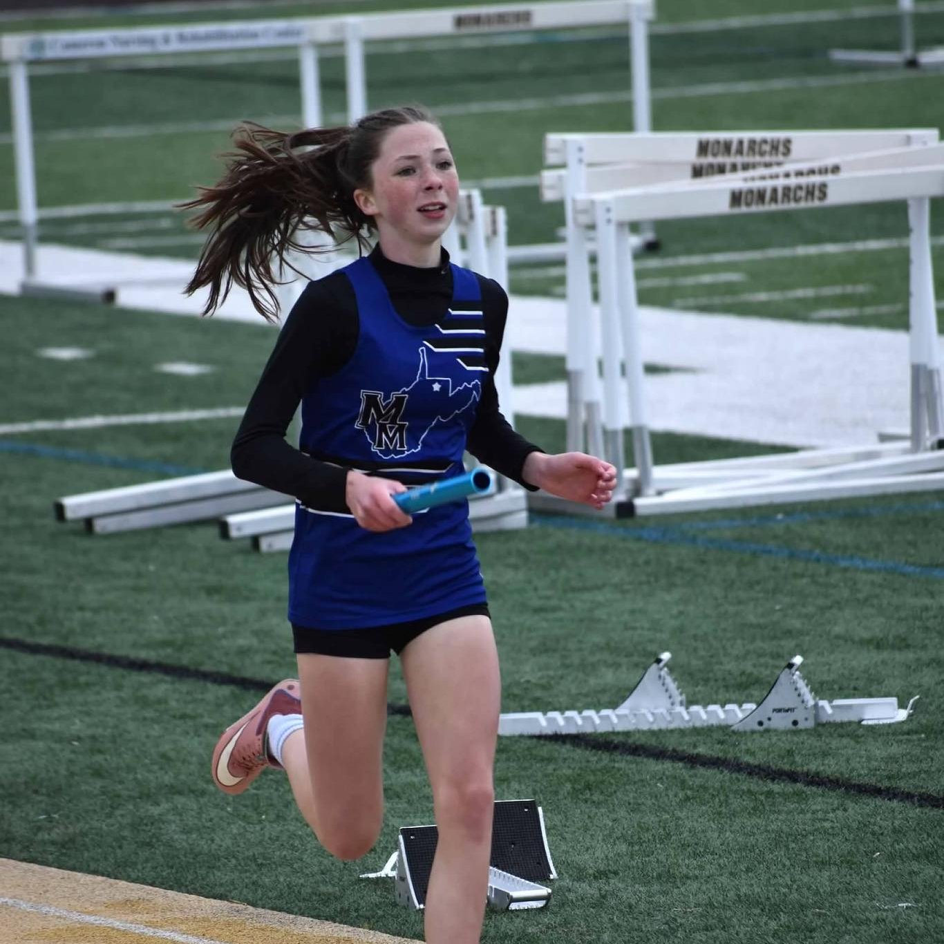 girl running relay