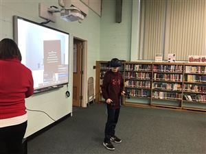 7th graders checking out a new way of learning through Virtual Reality