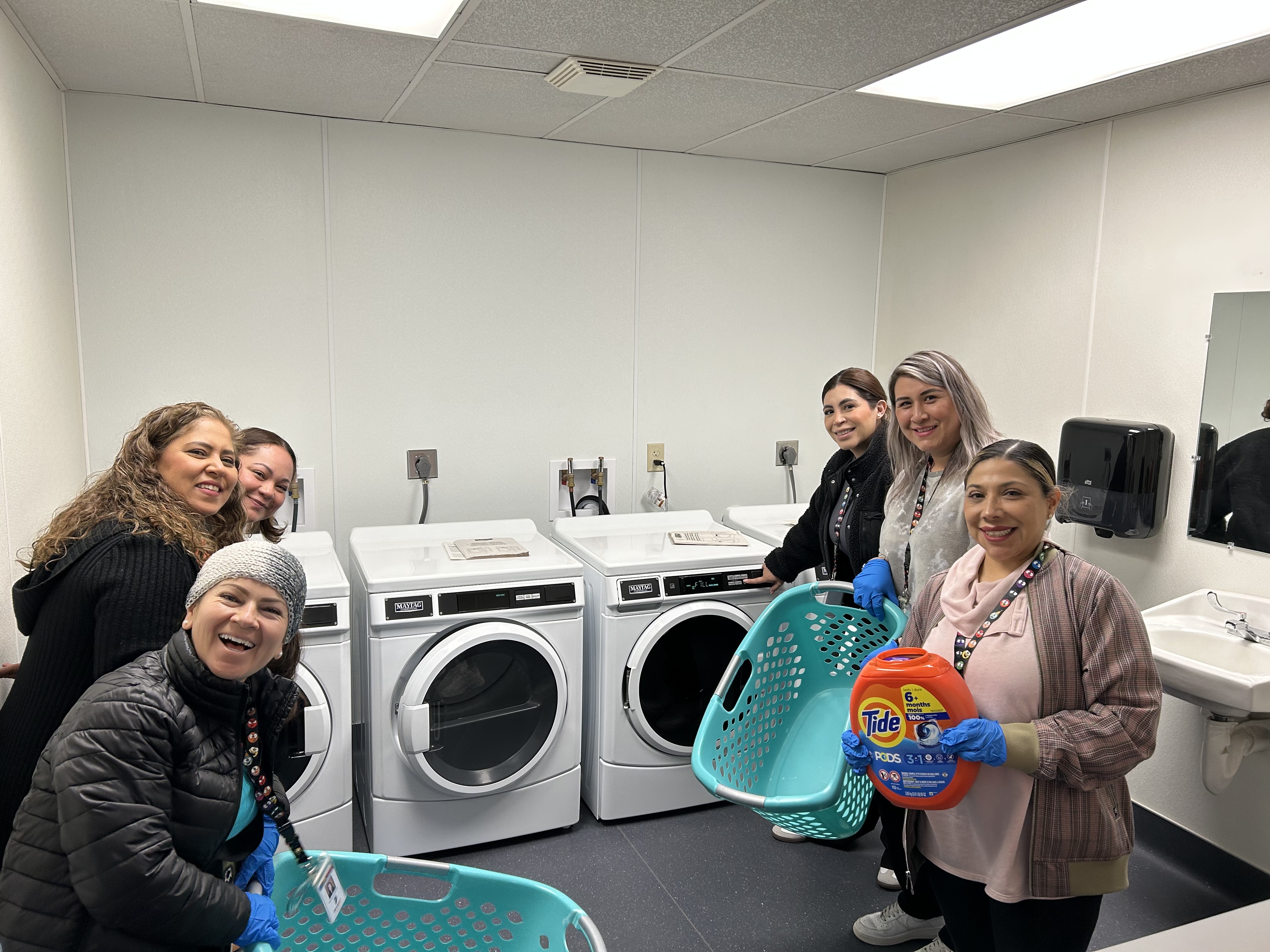 Laundry and Closet Support/Servicio de lavandería y armario