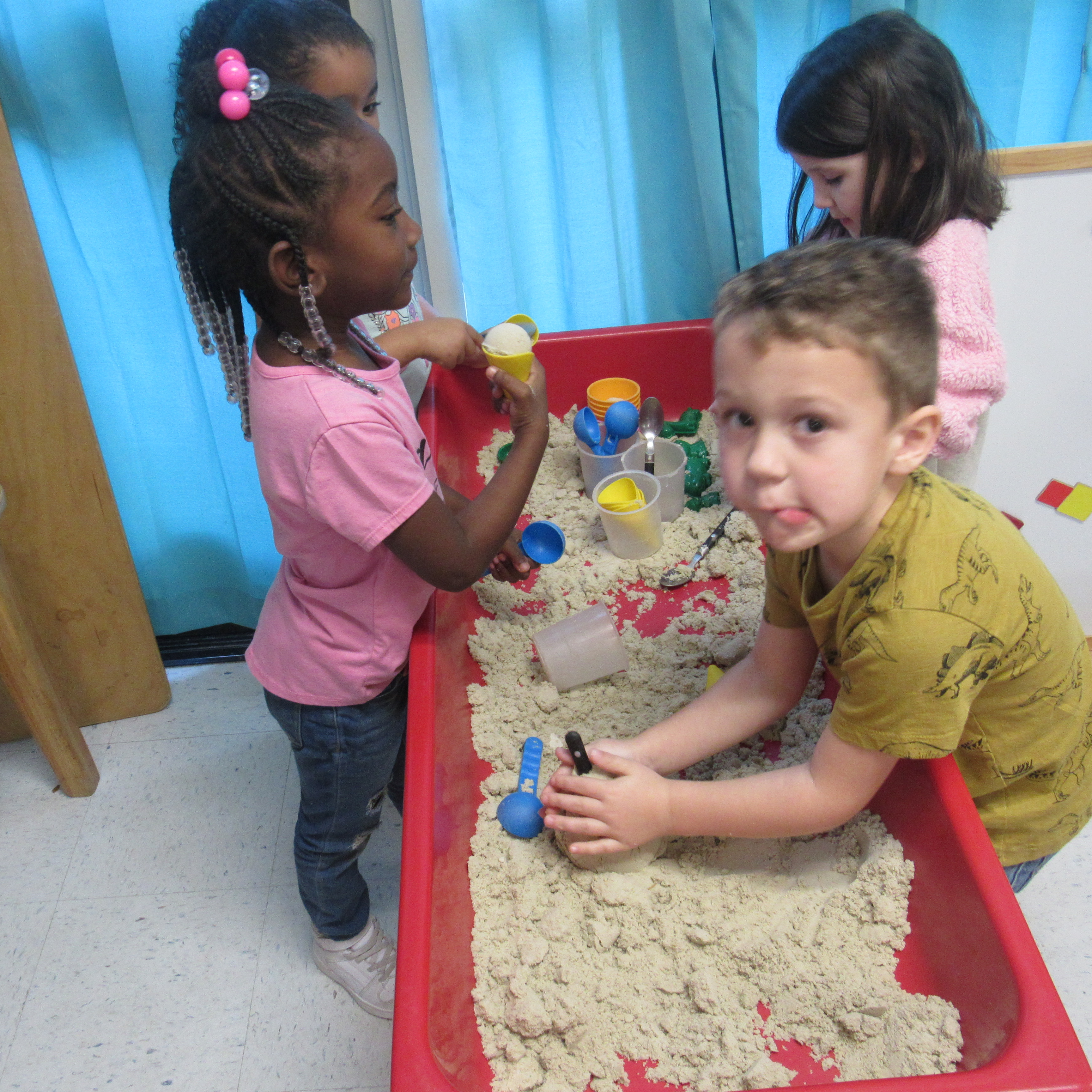 kids playing with sensory table