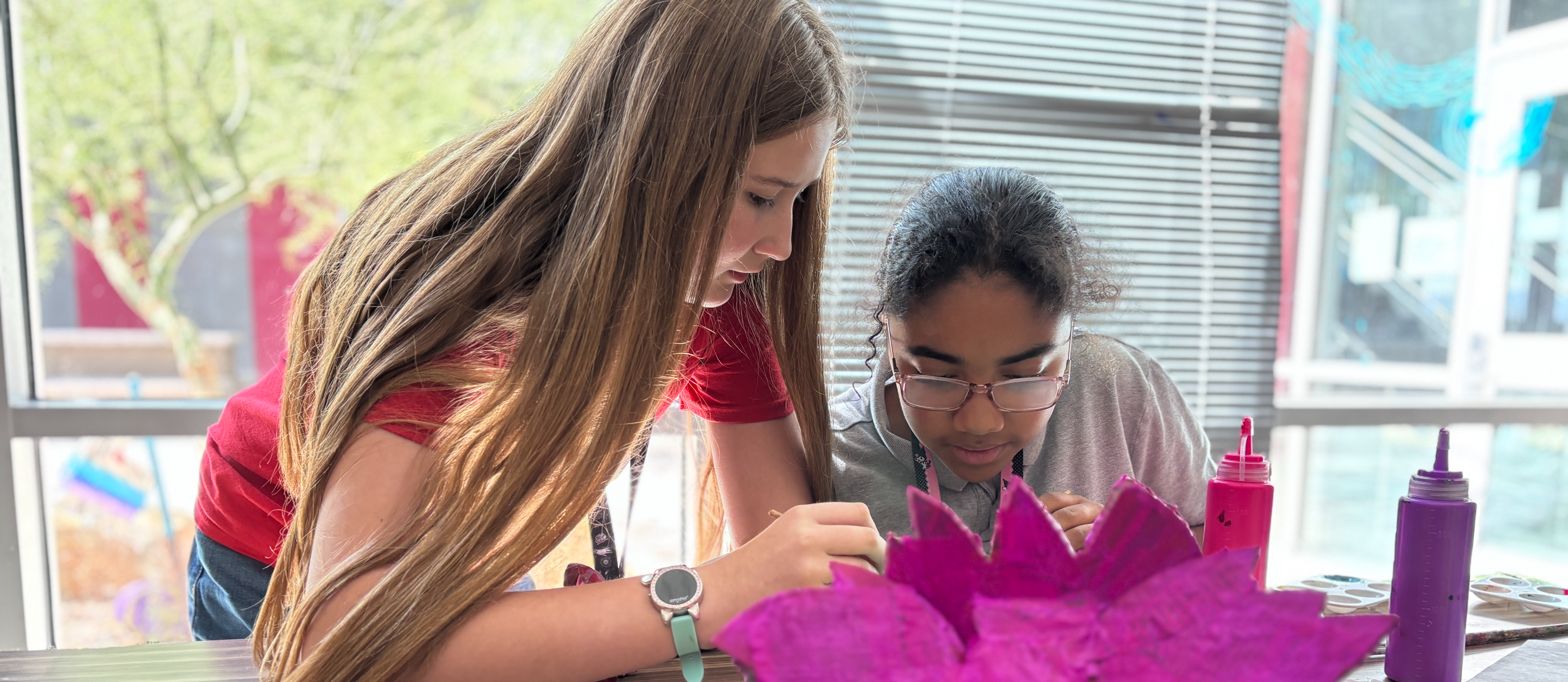 Art students working together