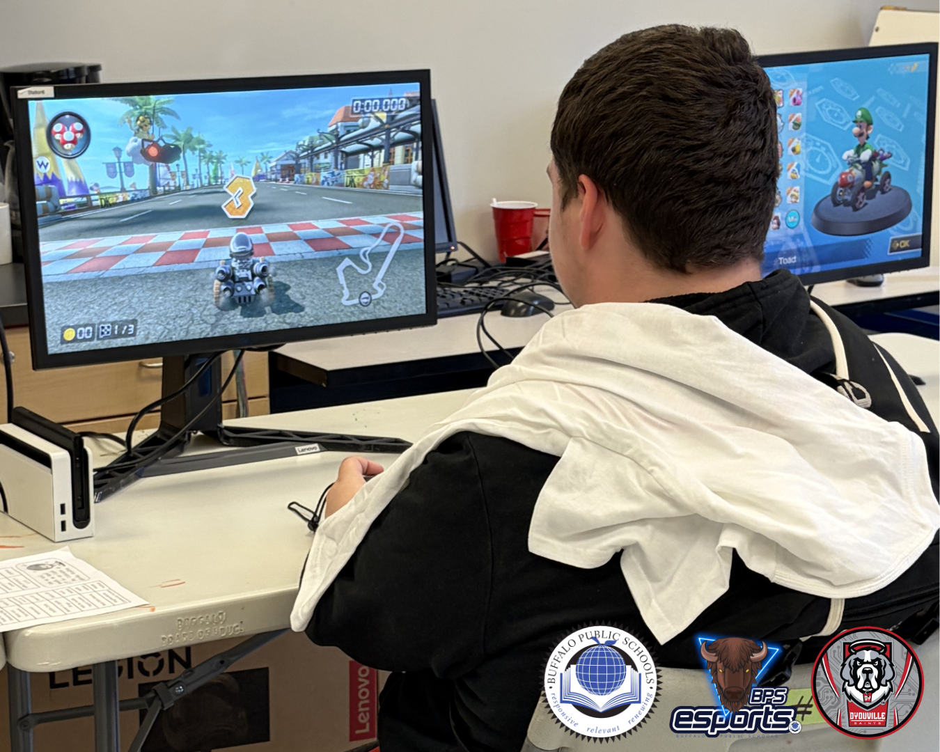 Un niño pequeño jugando a un videojuego en un ordenador.