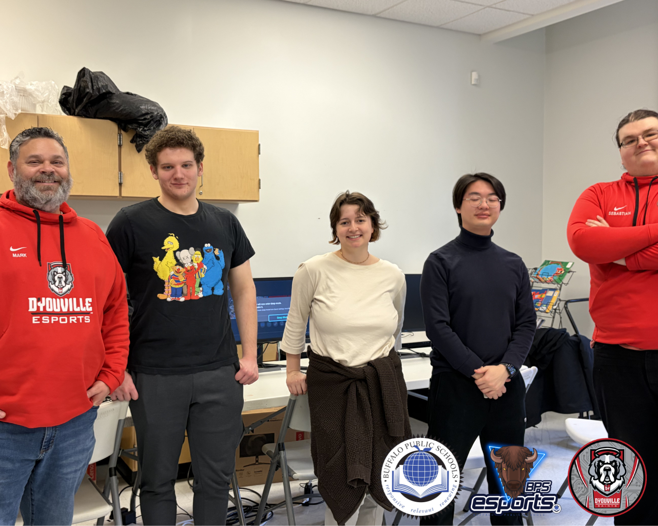 Un grupo de estudiantes de la Universidad de D'Youville posando para una foto en un aula.