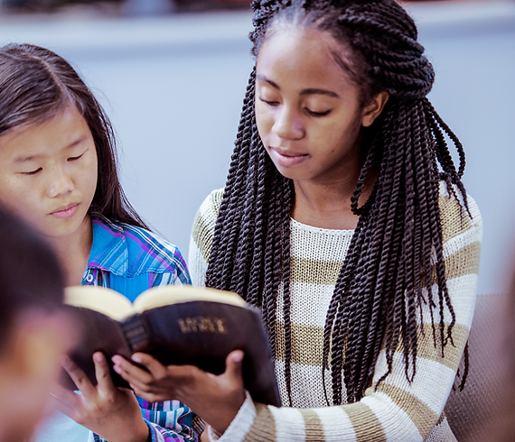 2 girls reading