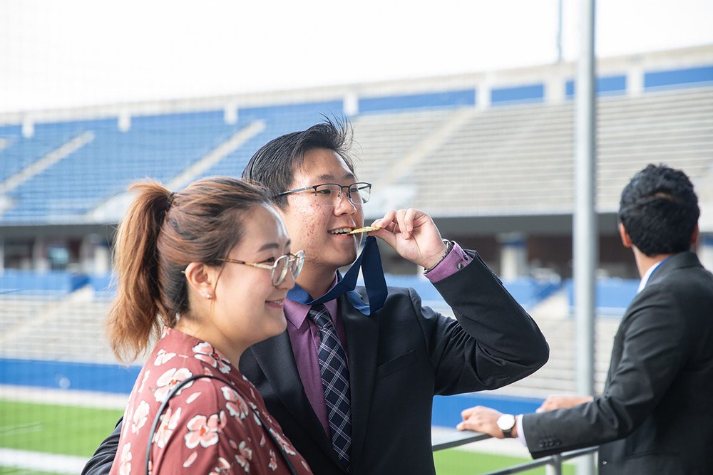 Jeong biting medal for a photo on the balcony of the CEC