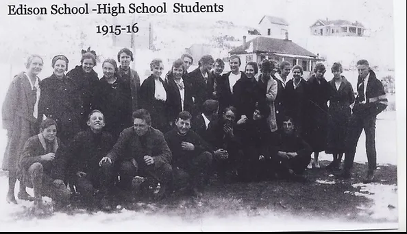 Edison High School students posing for a group photo during the academic year 1915-1916.