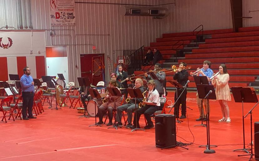 The photo of a jazz band playing a song