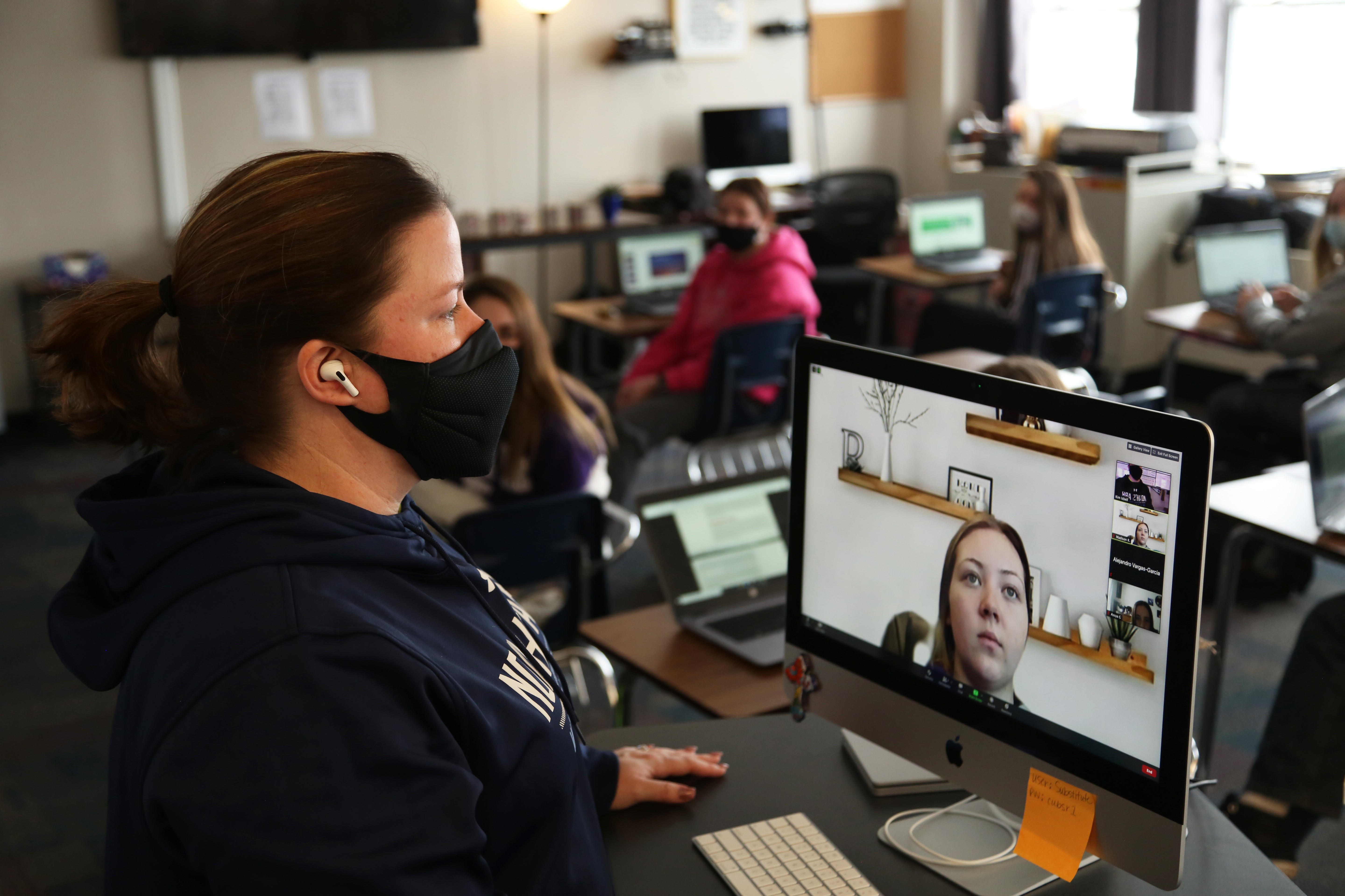 teacher teaches in class and remote students at the same time