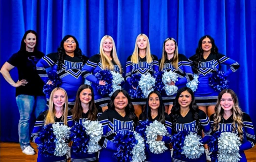 A group photo of 2024 rice school district bulldogs cheerleader with their mascot