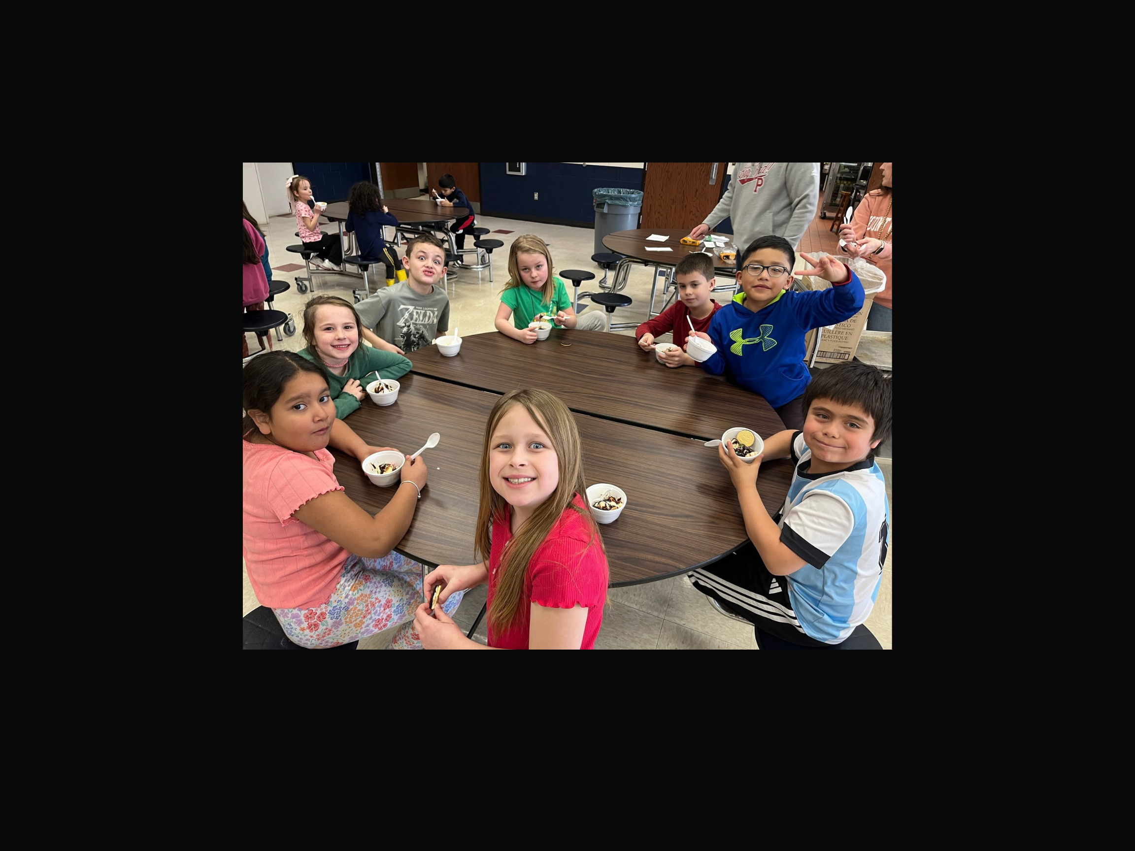 kids clebrating with sunday oparty