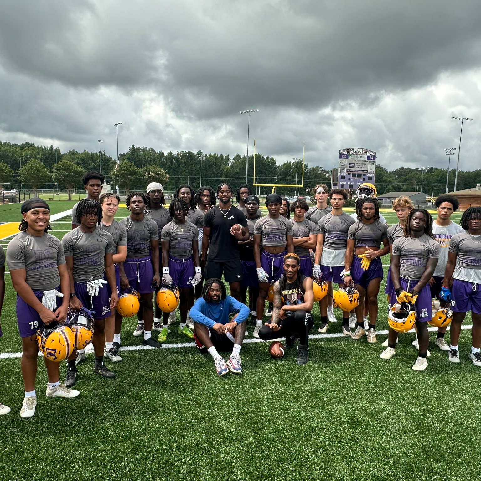It’s always good to have  @Fball_DC  Alumni back on Central Parkway!  @keshunn_abram  took time out of his busy schedule to not only talk with the team, but also put the WR’s through drills! #DCAlumni