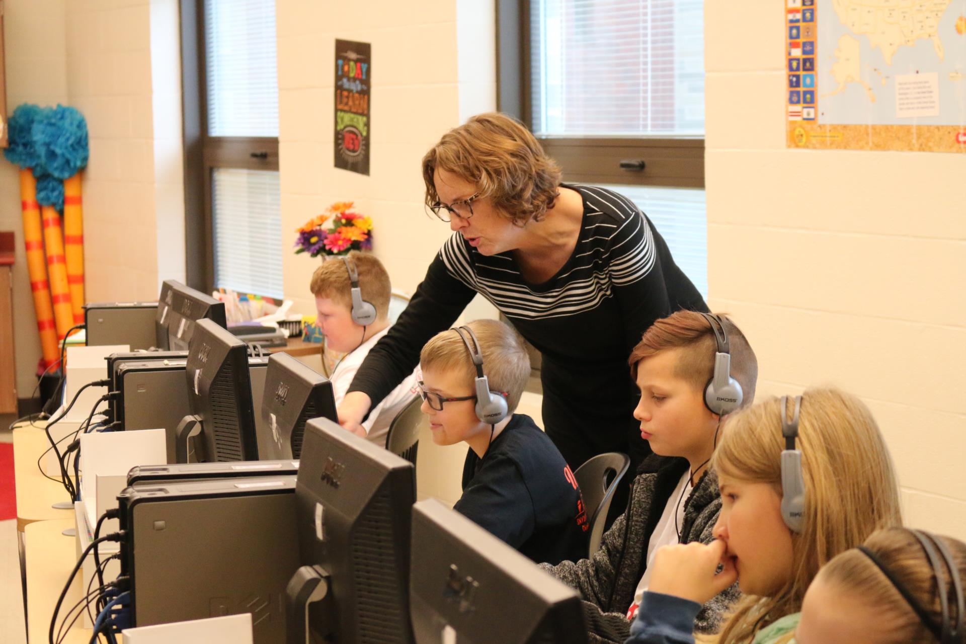 librarian assisting students with computers