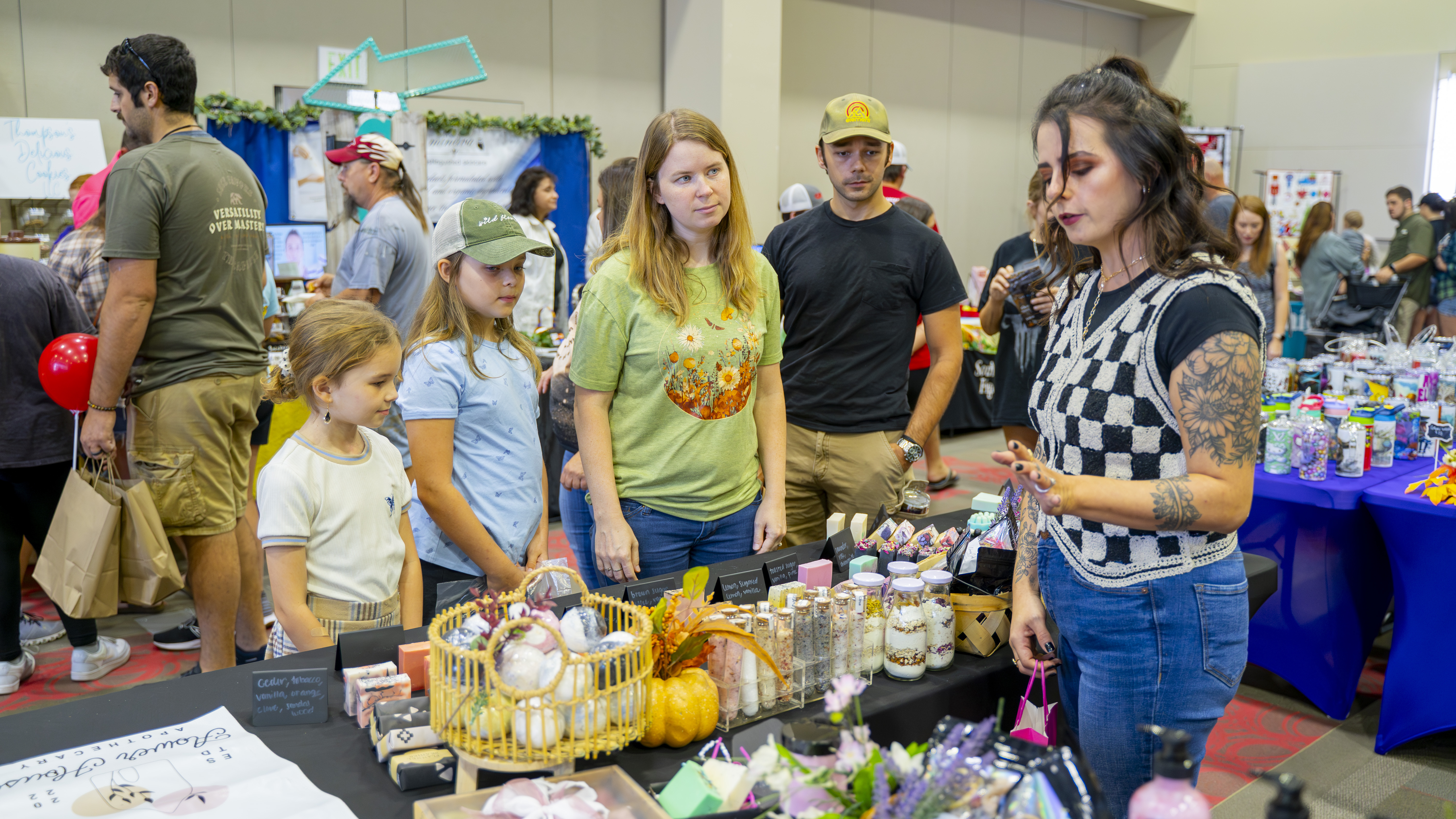 Picture of vendor talking with family over table 