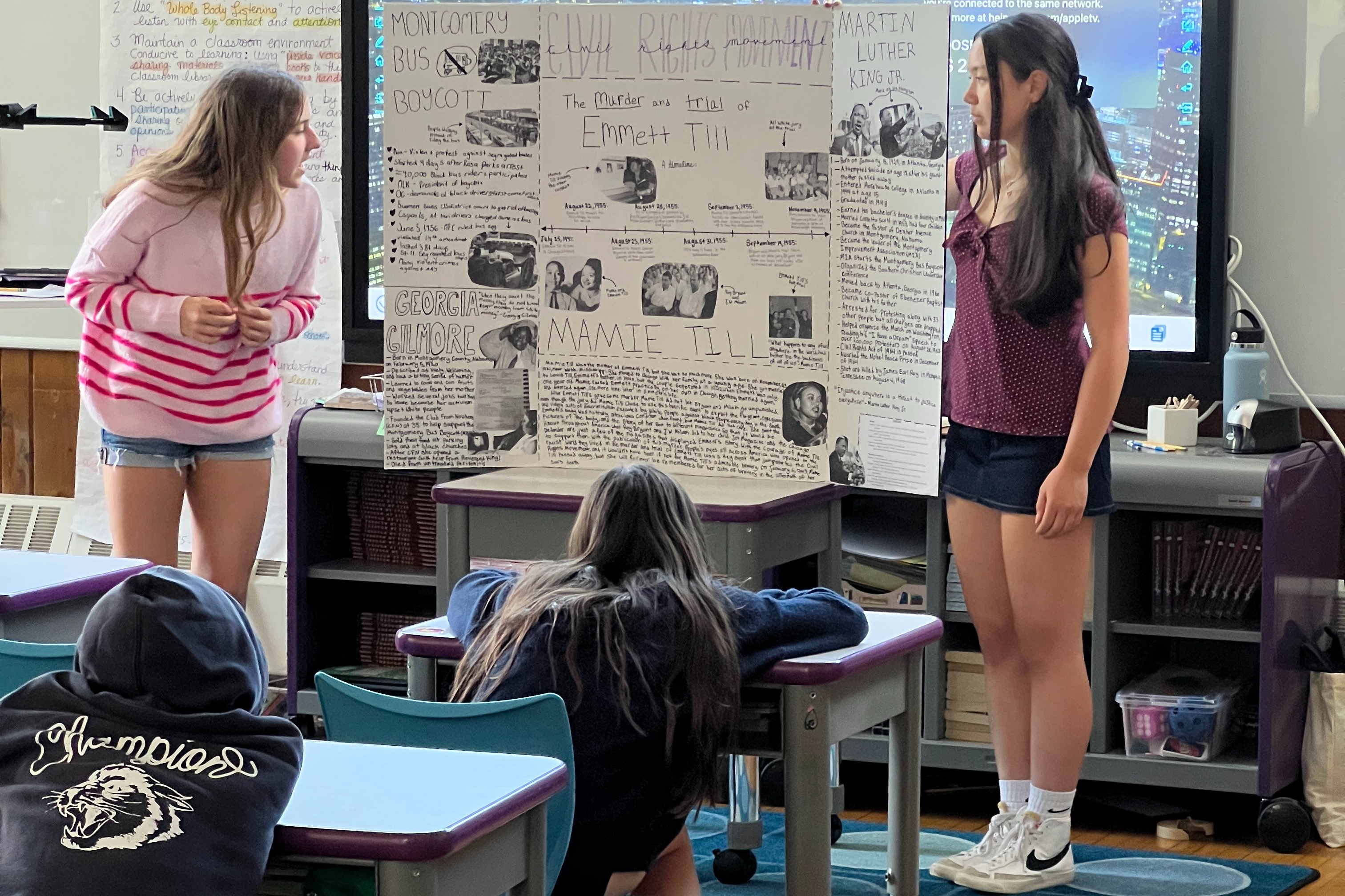 students from JJMS showing students their projects