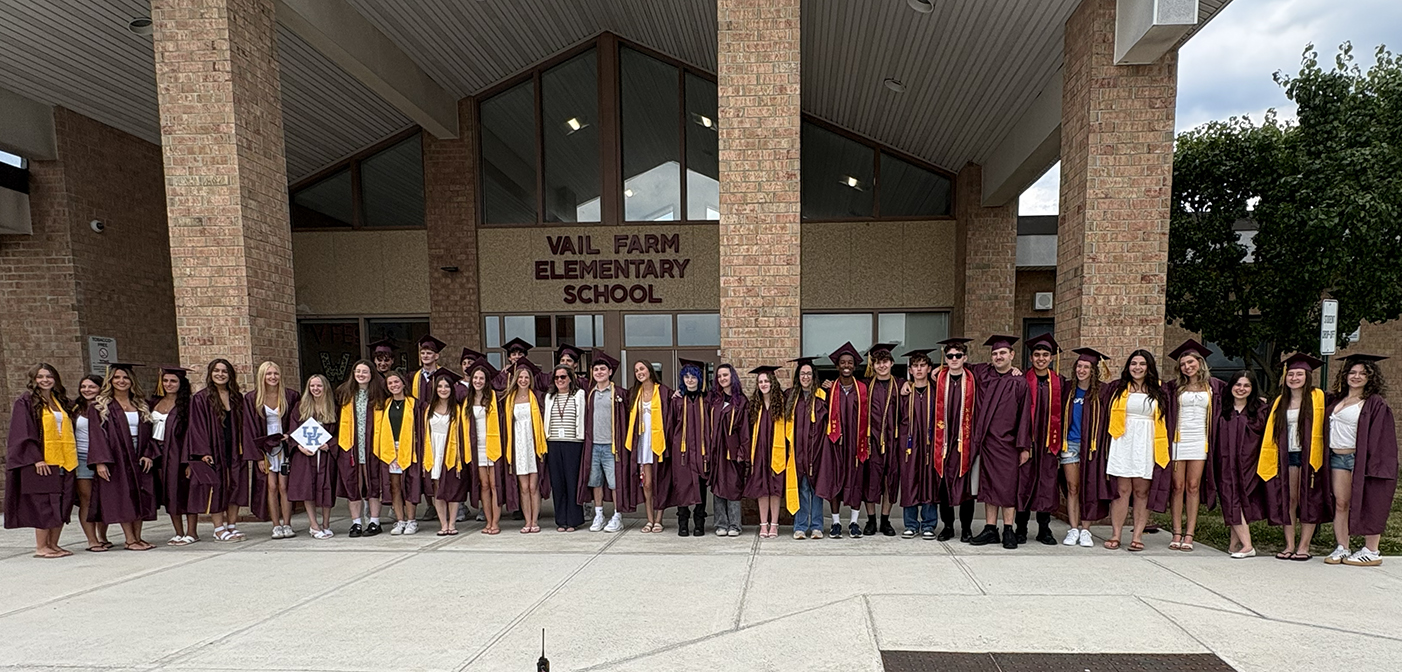 AHS graduating seniors in front of Vail Farm