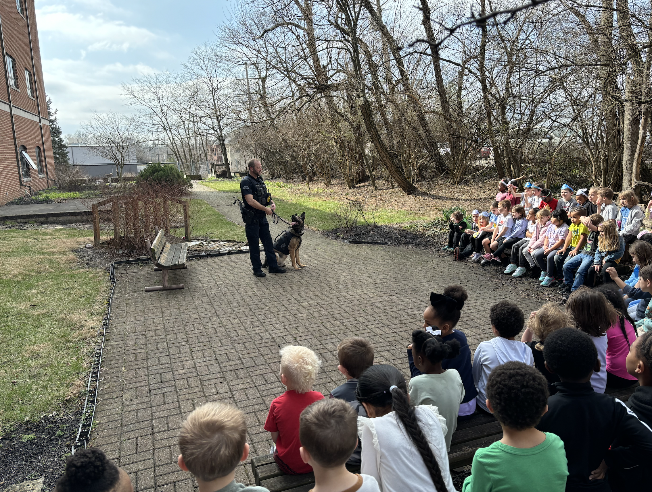 The Colerain K-9 Unit visiting MHE students 