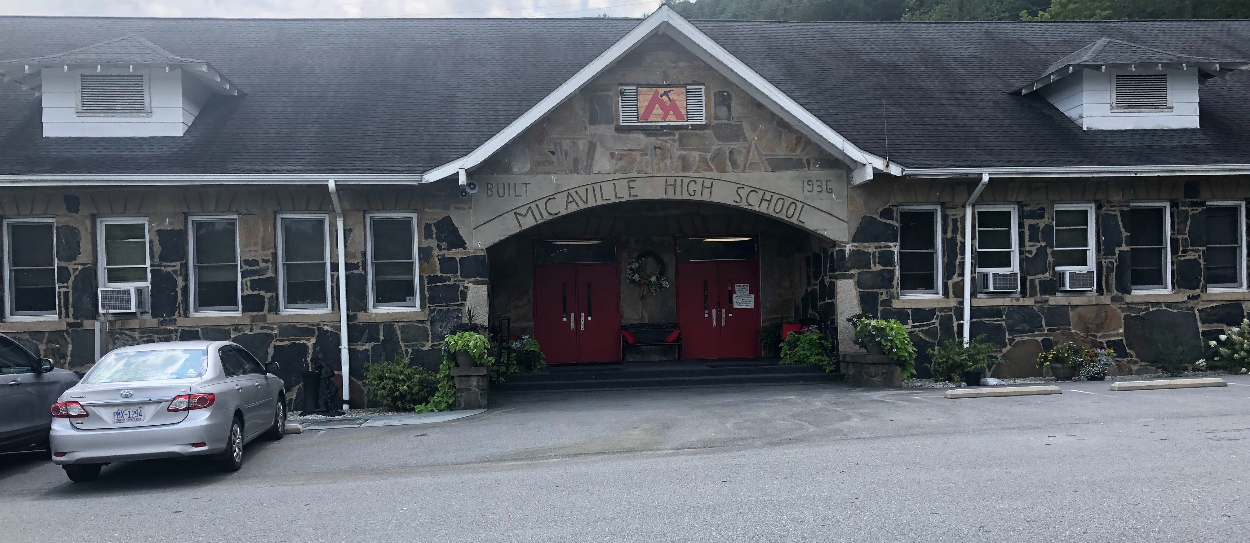 Micaville Elementary School building picture