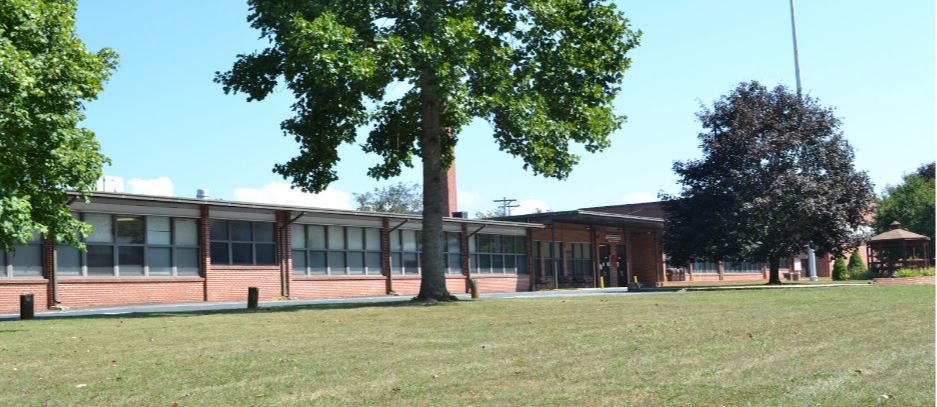 picture of front of cane river middle school
