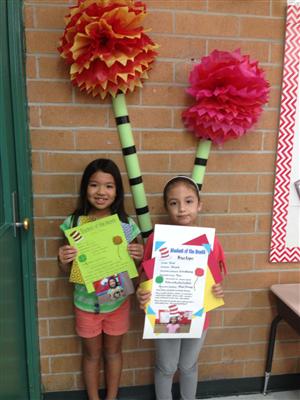 2 kids holding paper