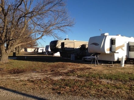 campers at kingman KS RV park 