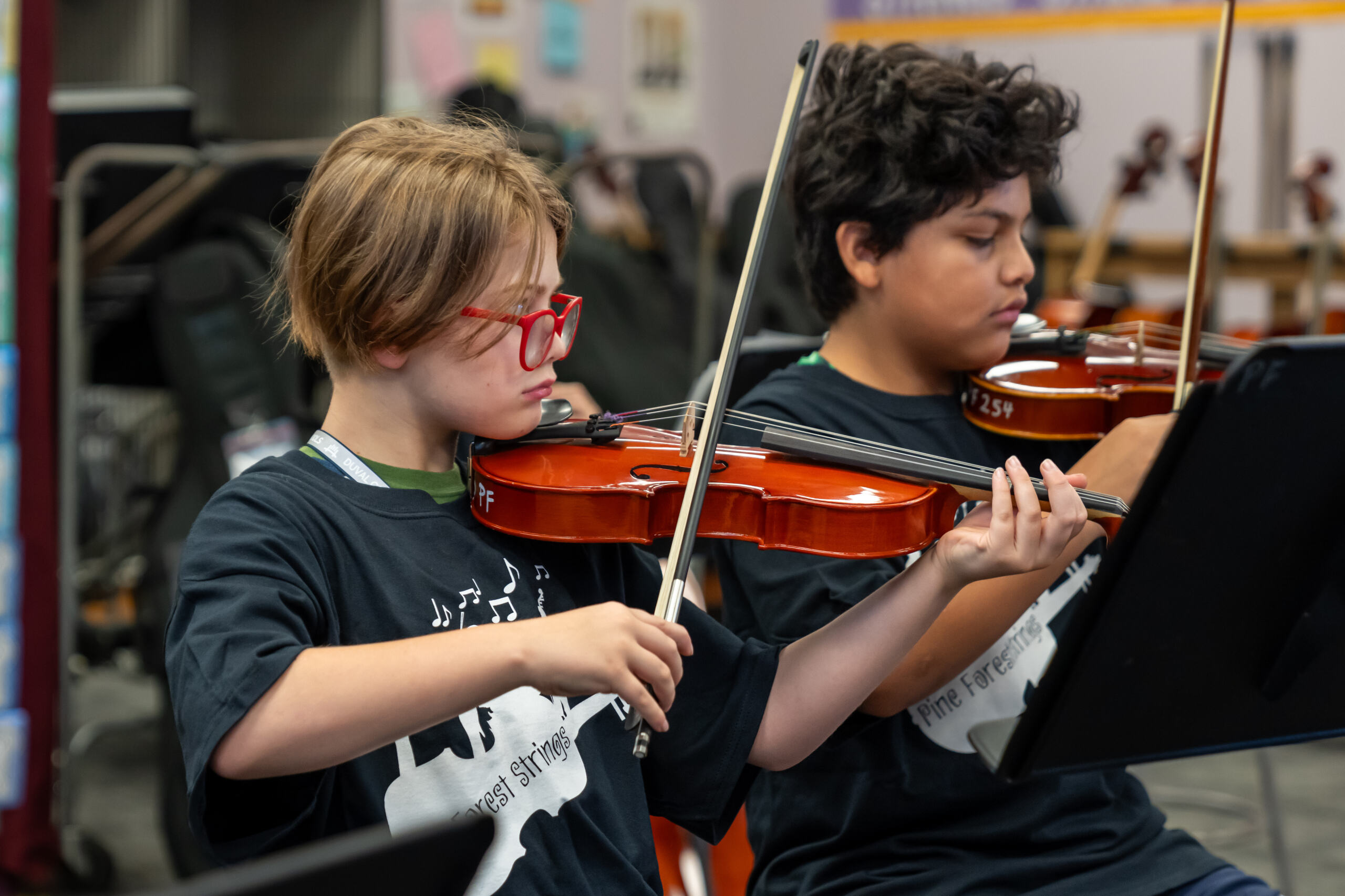 Two students playing the violin