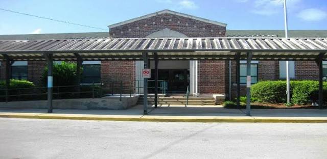Building photo of the front of Whitehouse Elementary
