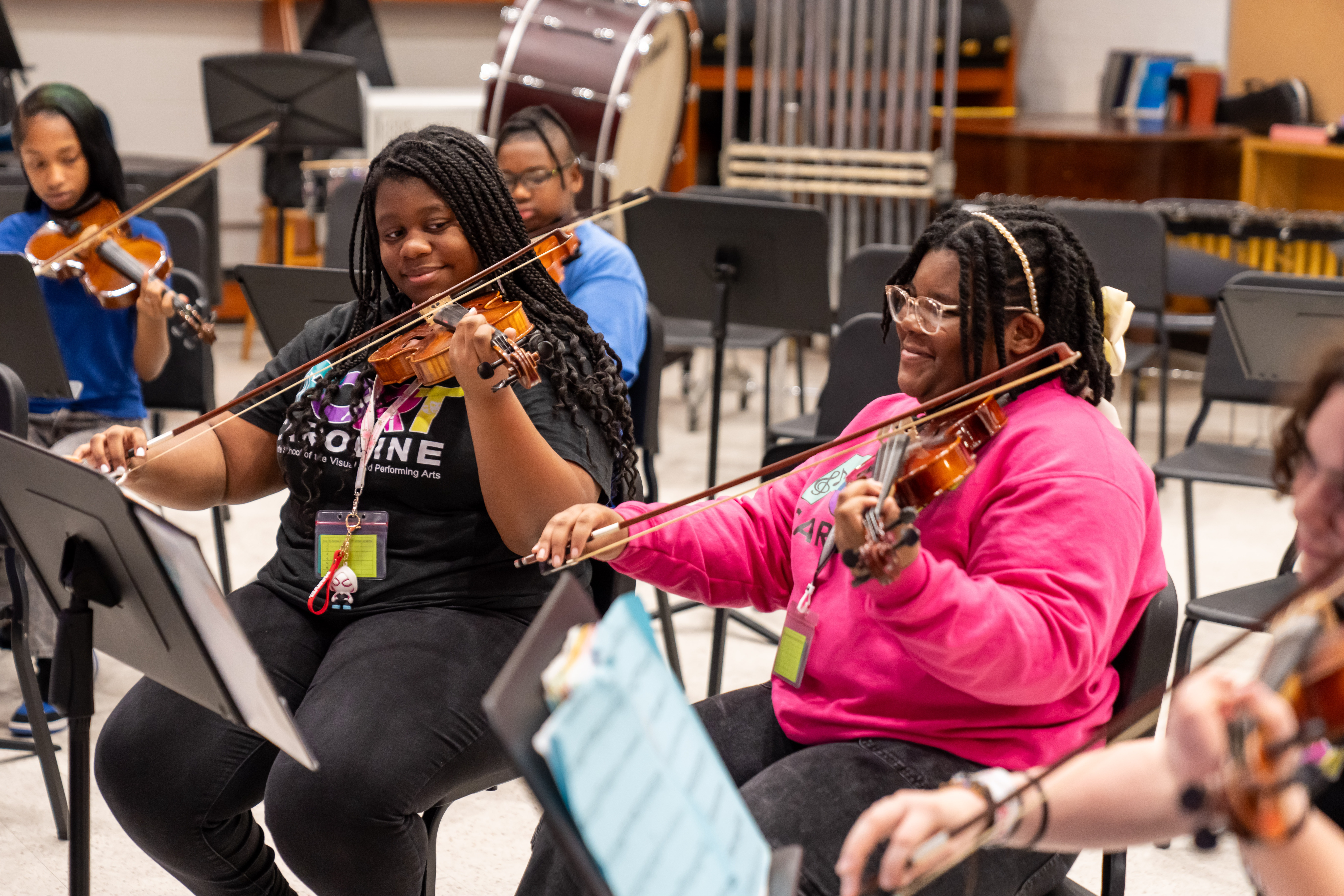 Kids playing the violin 
