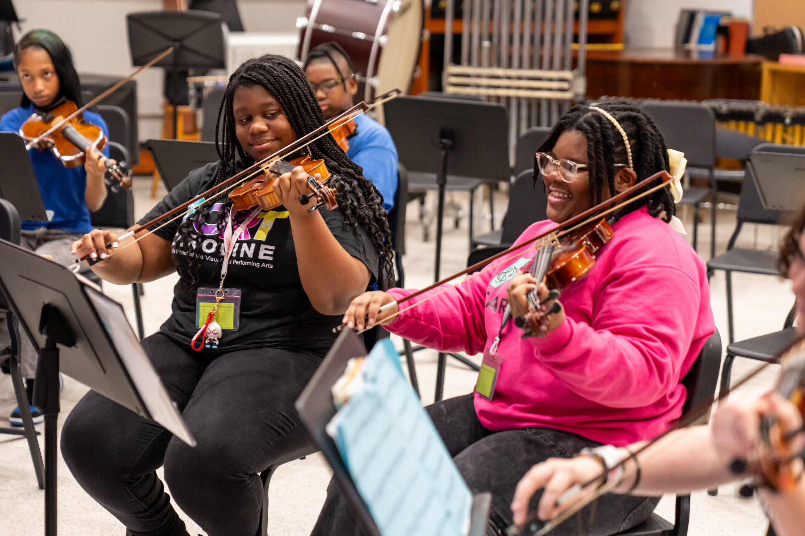 Two students playing the violin