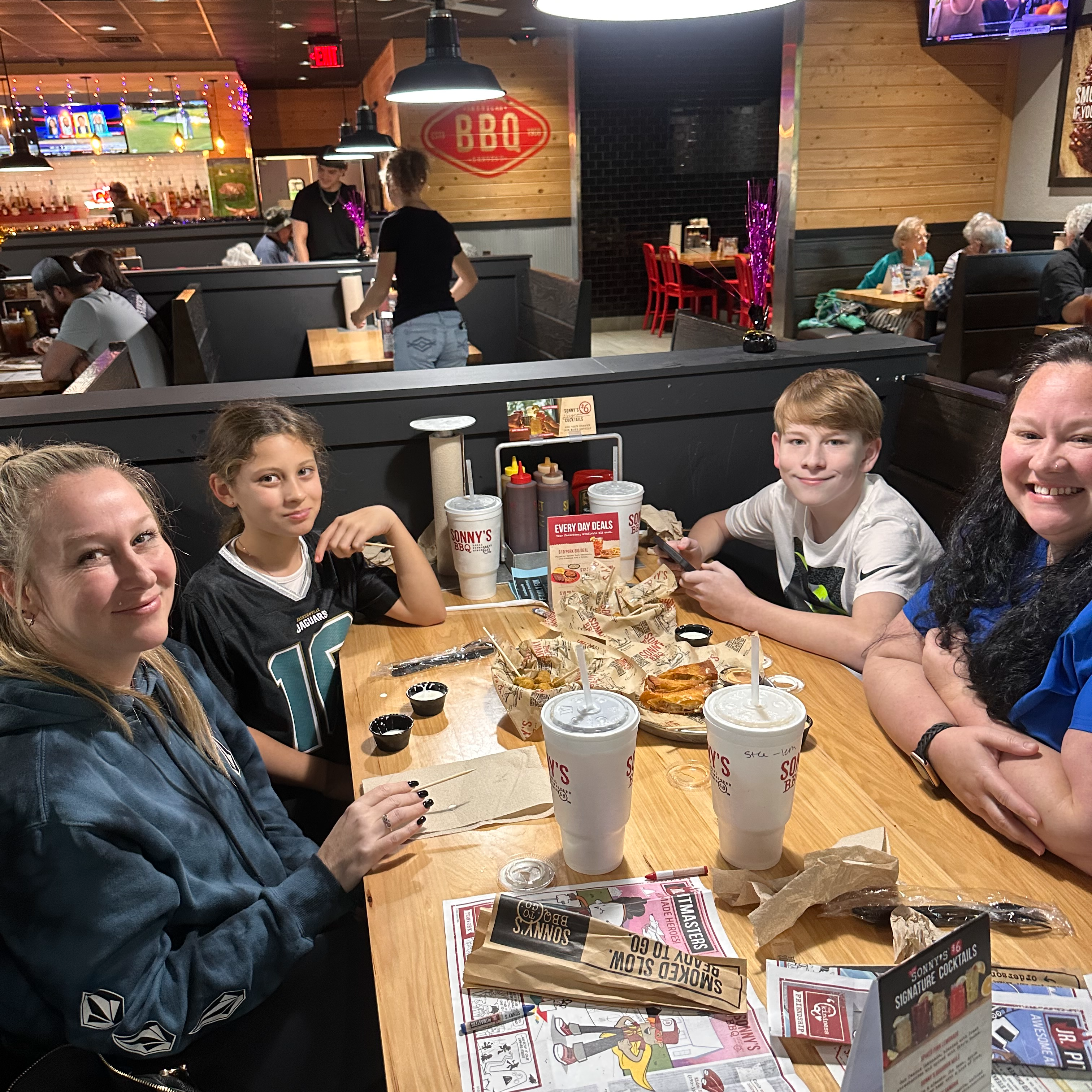 picture of family eating at Sonny's 