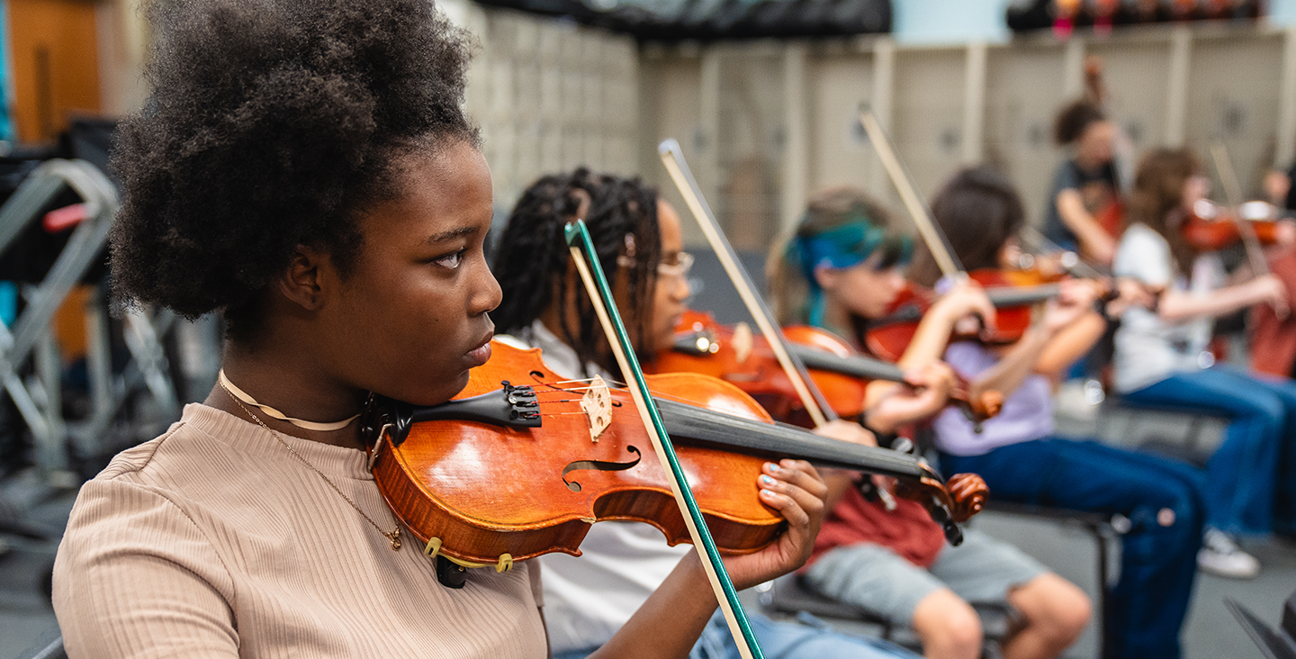 students playing the violin