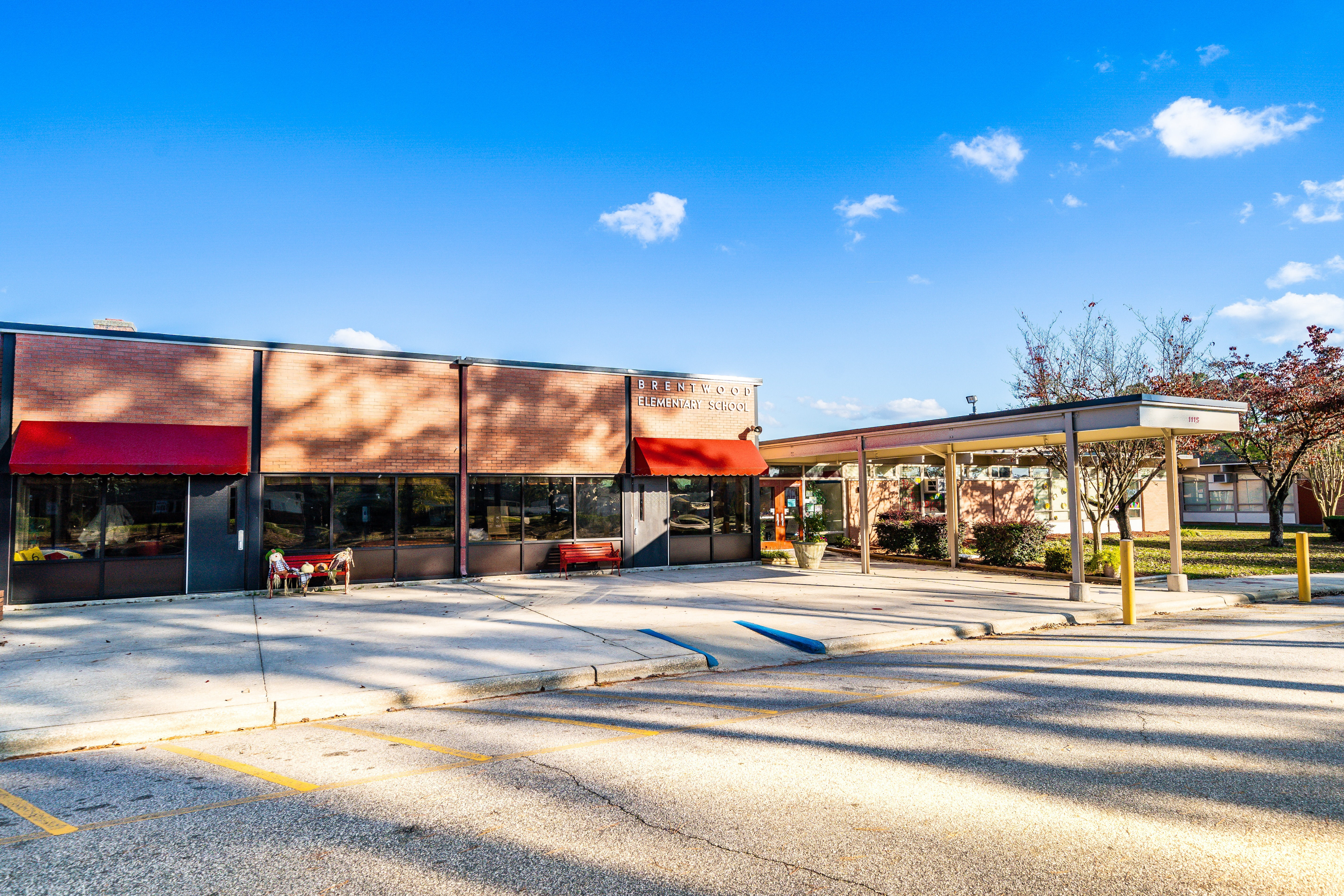 A photo of the front of brentwood elementary