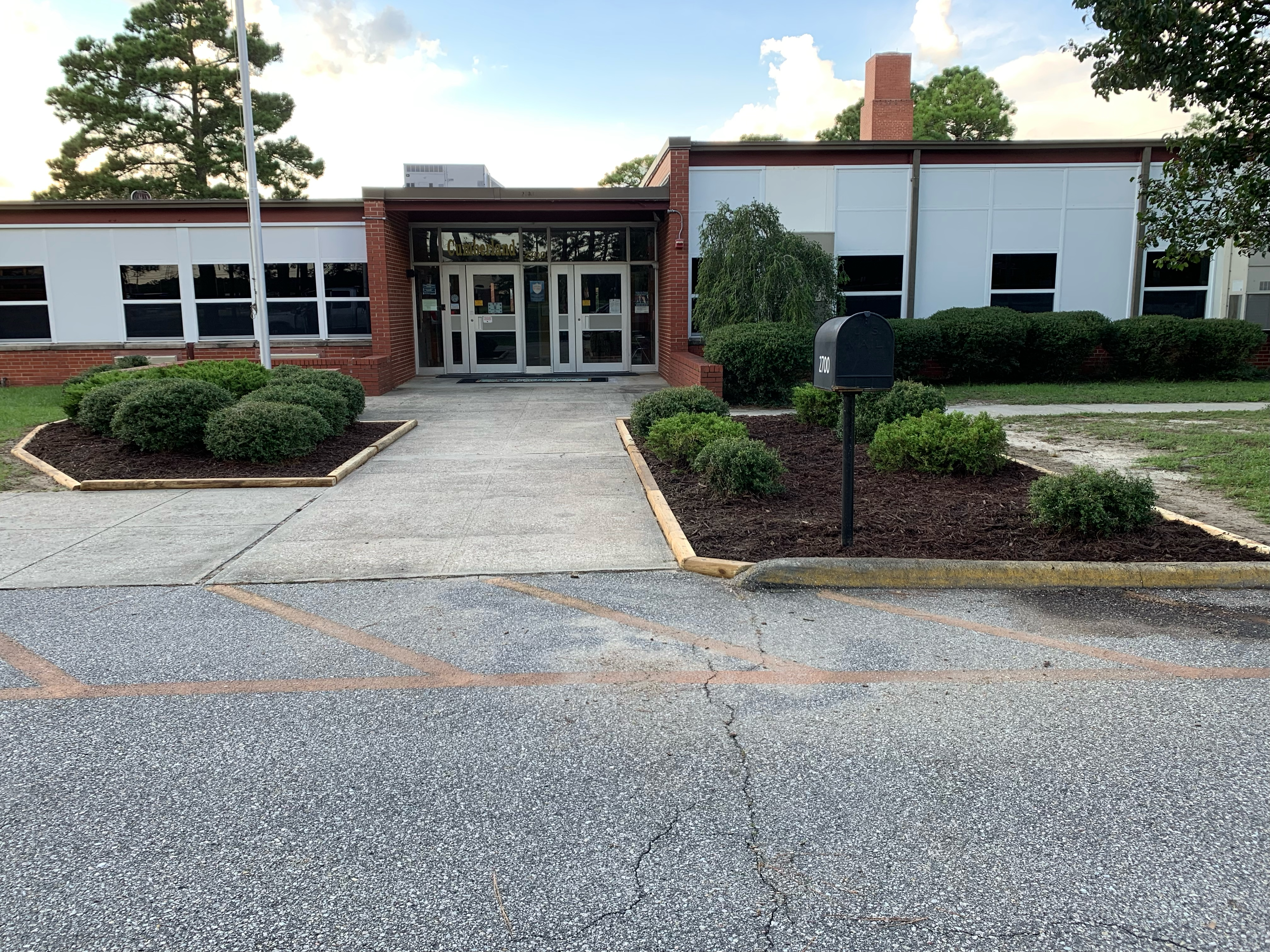 A picture of the front of Cumberland Road Elementary School