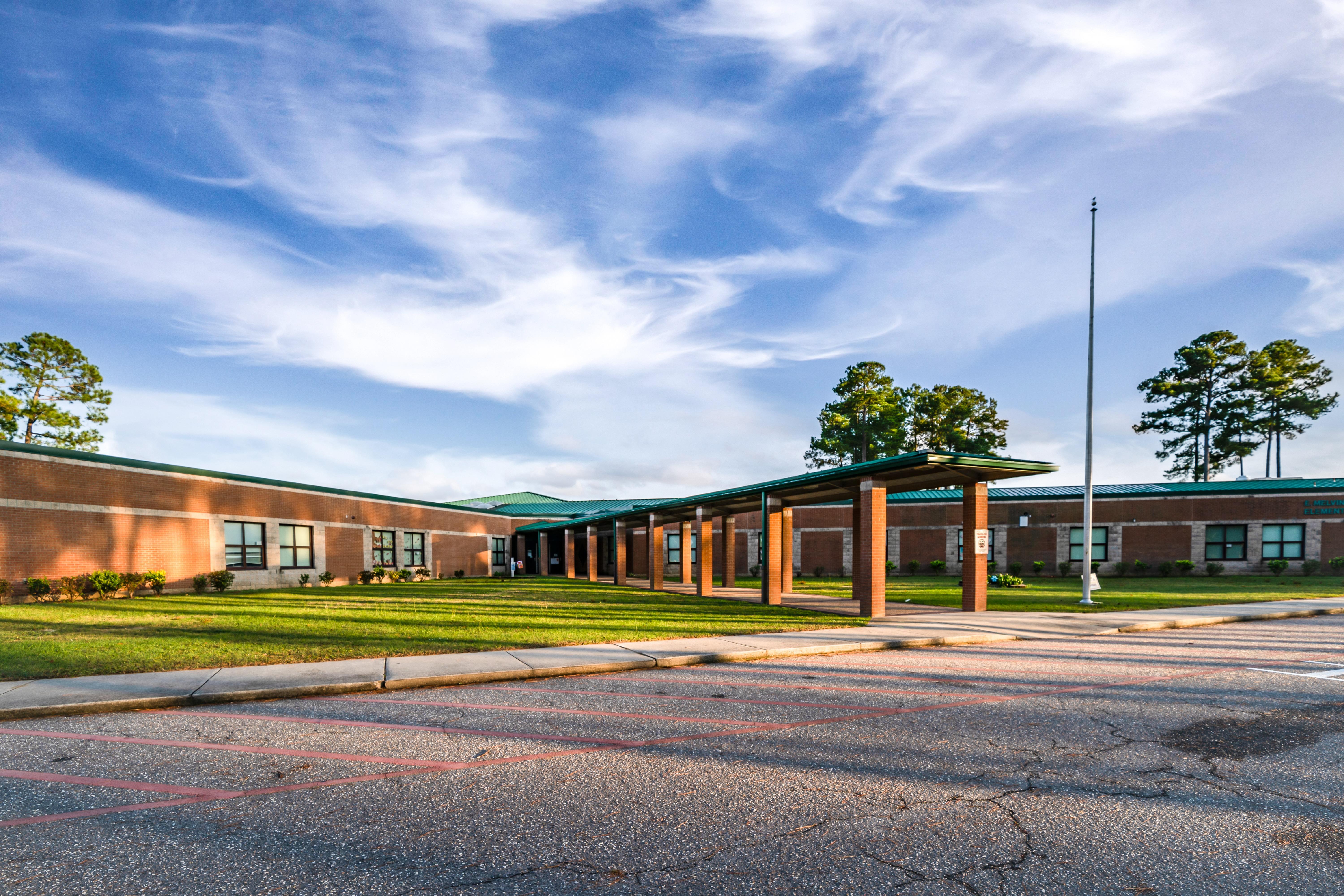 A photo of the front of e e melvin honeycutt elementary