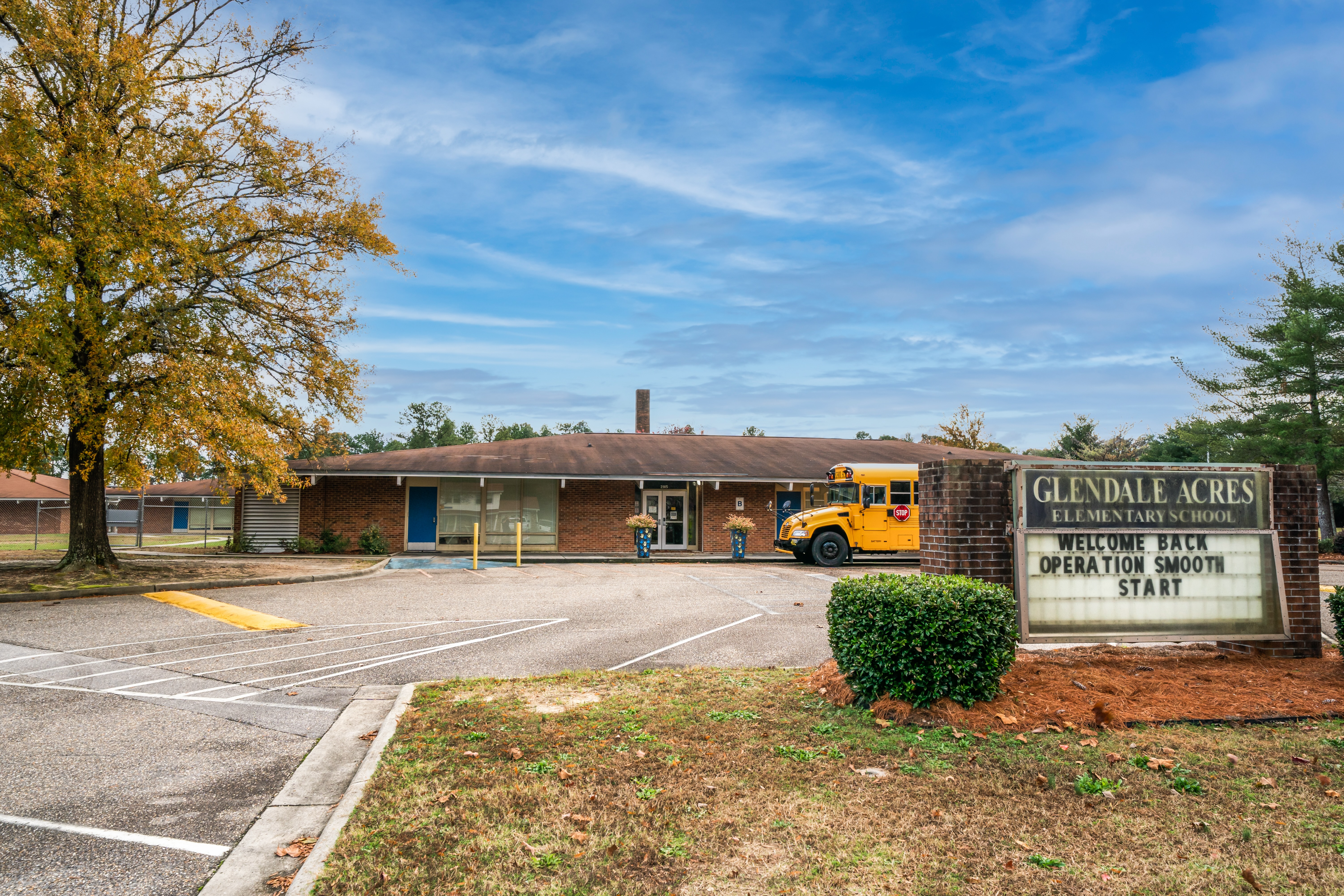 A photo of the front of glendale acres elementary