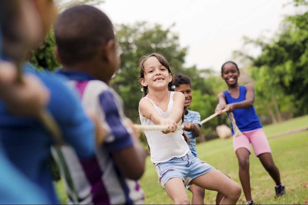 children pulling rope